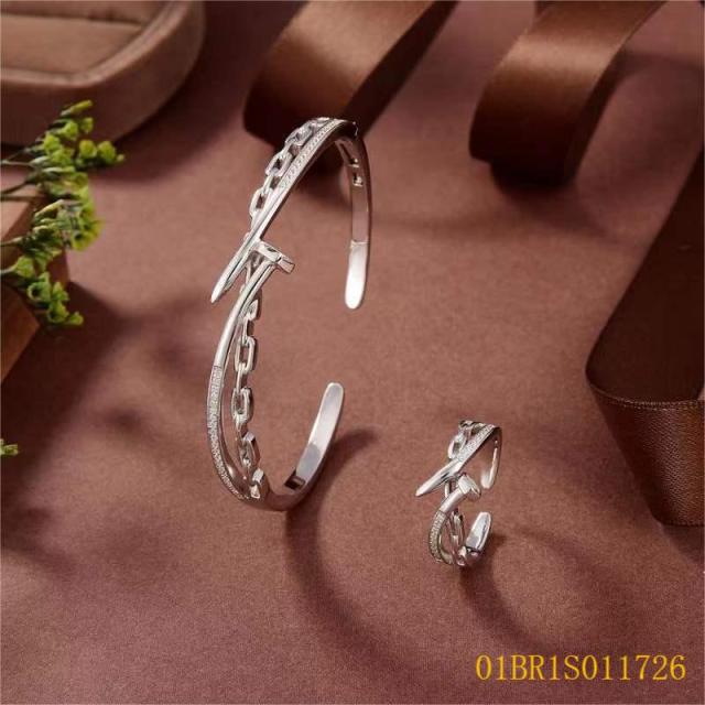 سوار أظافر فضي عصري فريد من نوعه