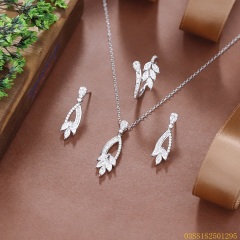 طقم قلادة من الفضة الإسترليني عيار 925 مرصعة بالزركون