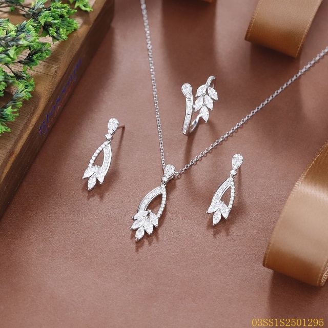 طقم قلادة من الفضة الإسترليني عيار 925 مرصعة بالزركون