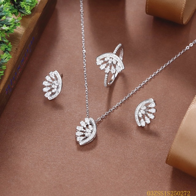 طقم قلادة من الفضة الإسترليني عيار 925 مرصعة بالزركون