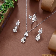 طقم قلادة من الفضة الإسترليني عيار 925 مرصعة بالزركون
