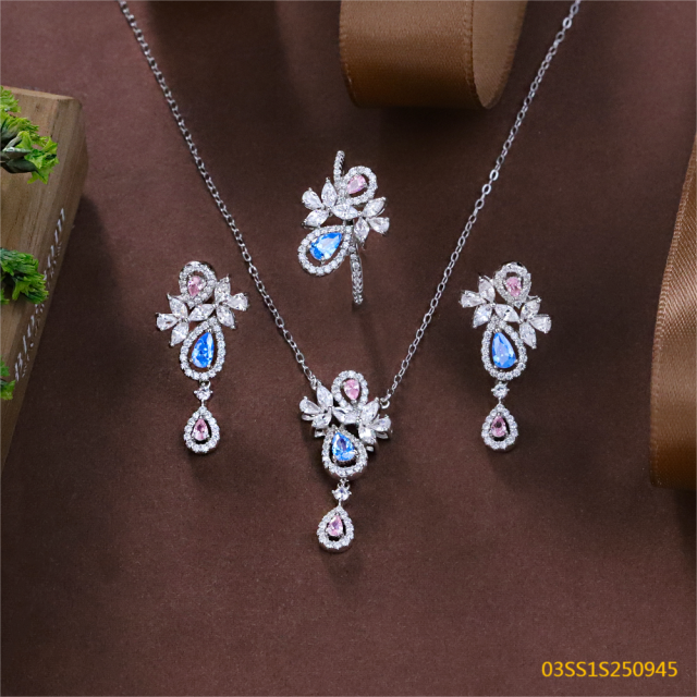 طقم قلادة من الفضة الإسترليني عيار 925 مرصعة بالزركون