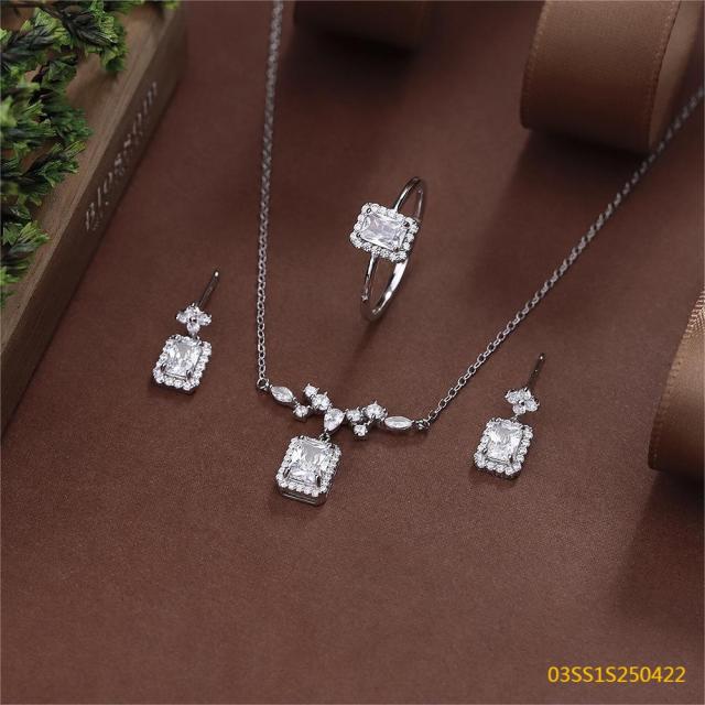 طقم قلادة من الفضة الإسترليني عيار 925 مرصعة بالزركون