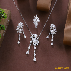 طقم عقد من الفضة الإسترليني عيار 925 مع اللؤلؤ