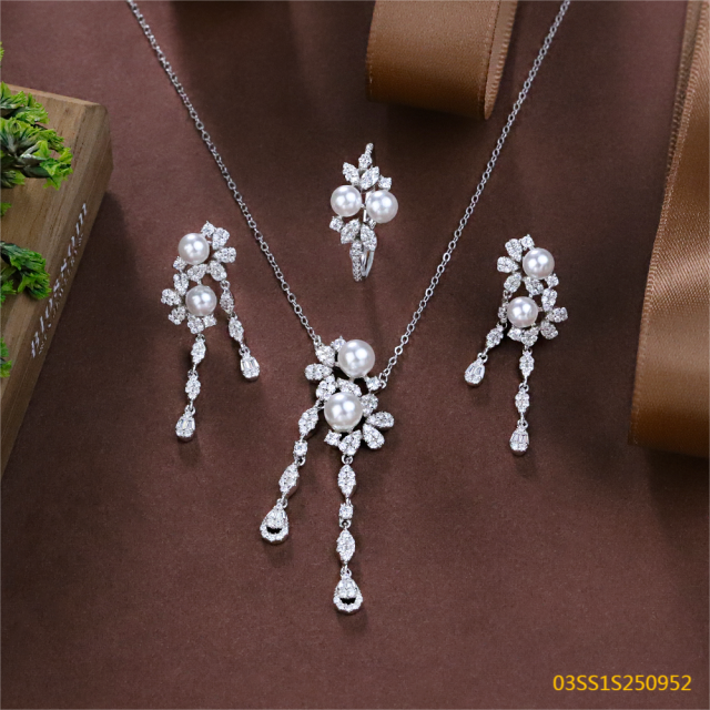 طقم عقد من الفضة الإسترليني عيار 925 مع اللؤلؤ