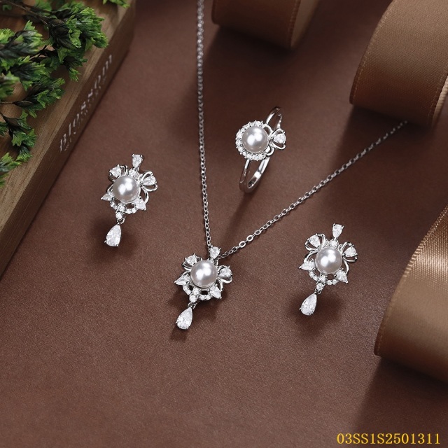 طقم قلادة من الفضة الإسترليني عيار 925 مرصعة بالزركون