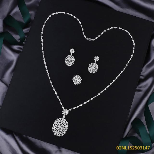 طقم قلادة من الفضة الإسترليني عيار 925 مرصعة بالزركون