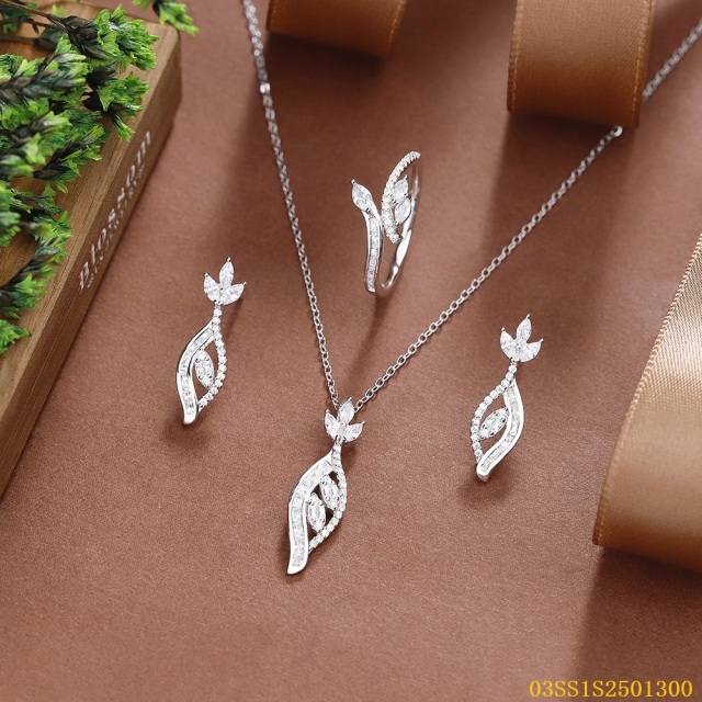 طقم قلادة من الفضة الإسترليني عيار 925 مرصعة بالزركون