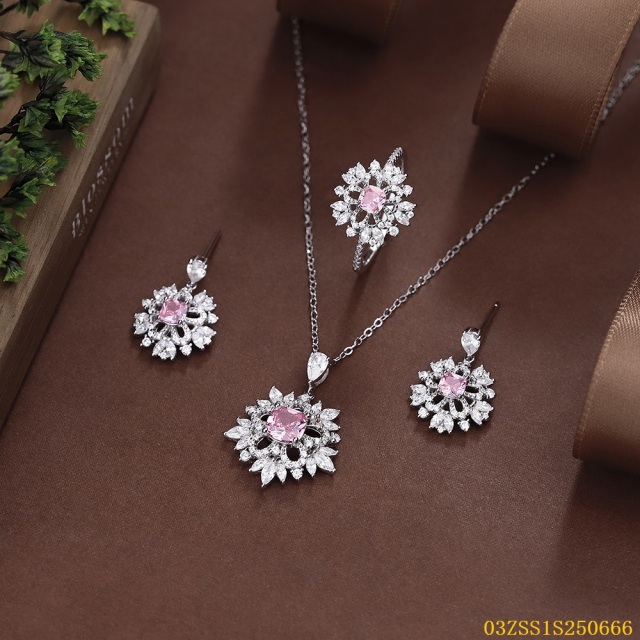 طقم قلادة من الفضة الإسترليني عيار 925 مرصعة بالزركون