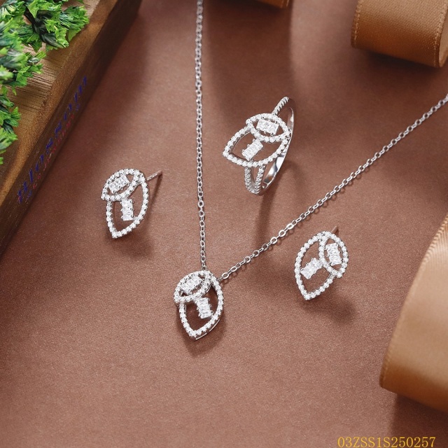 طقم قلادة من الفضة الإسترليني عيار 925 مرصعة بالزركون