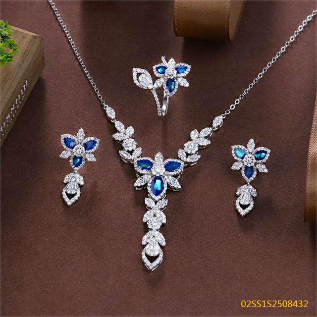 طقم قلادة من الفضة الإسترليني عيار 925 مرصعة بالزركون