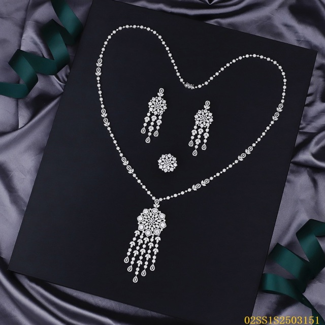 طقم قلادة من الفضة الإسترليني عيار 925 مرصعة بالزركون
