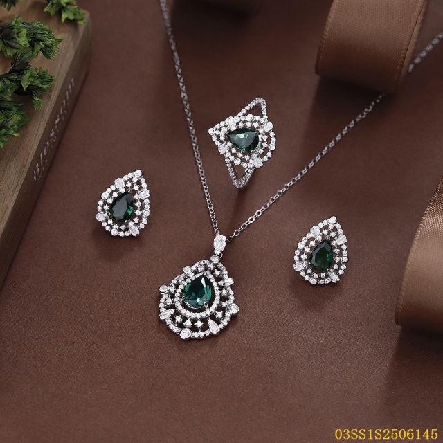 طقم قلادة من الفضة الإسترليني عيار 925 مرصعة بالزركون