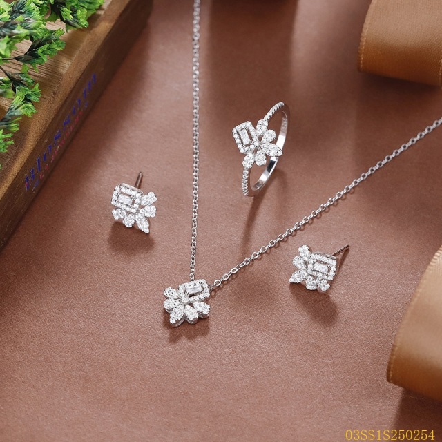 طقم قلادة من الفضة الإسترليني عيار 925 مرصعة بالزركون