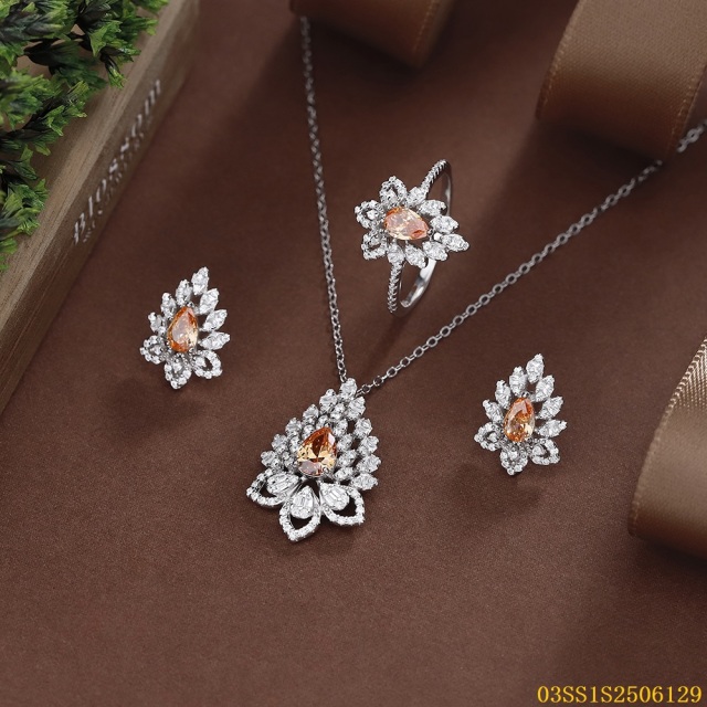 طقم قلادة من الفضة الإسترليني عيار 925 مرصعة بالزركون