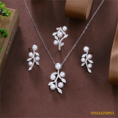 طقم عقد من الفضة الإسترليني عيار 925 مع اللؤلؤ