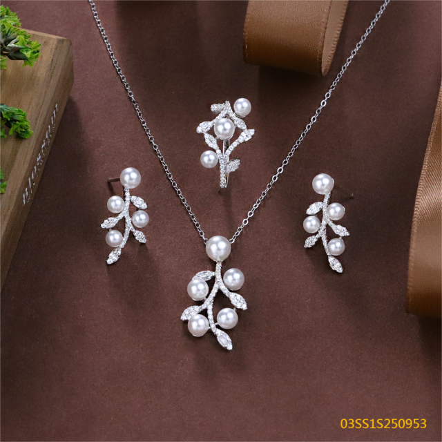 طقم عقد من الفضة الإسترليني عيار 925 مع اللؤلؤ