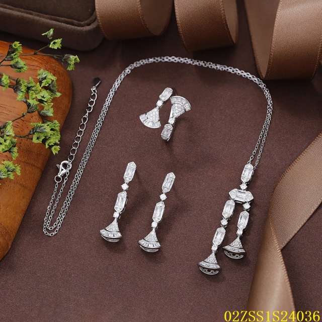 طقم قلادة من الفضة الإسترليني عيار 925 مرصعة بالزركون