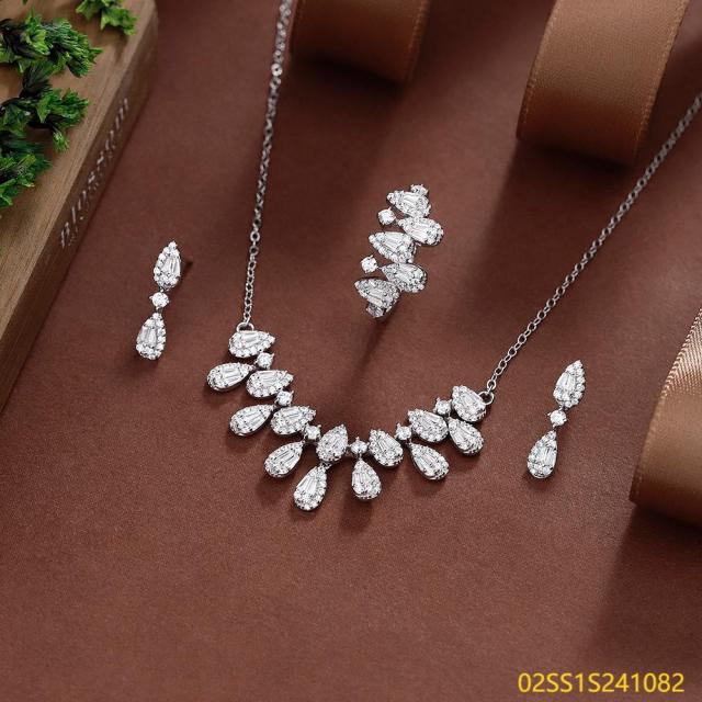 طقم قلادة من الفضة الإسترليني عيار 925 مرصعة بالزركون