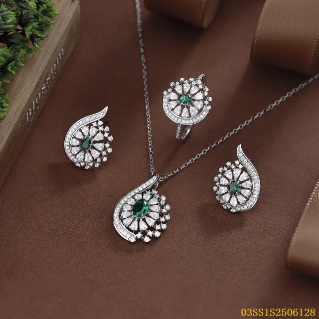 طقم قلادة من الفضة الإسترليني عيار 925 مرصعة بالزركون