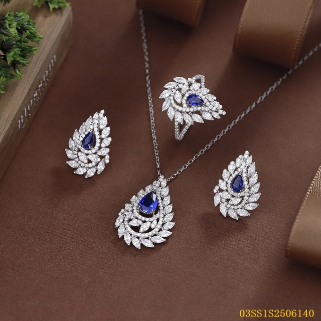 طقم قلادة من الفضة الإسترليني عيار 925 مرصعة بالزركون