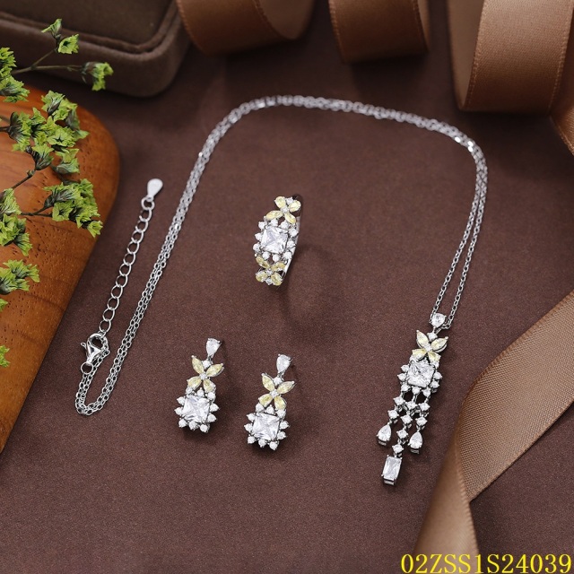 طقم قلادة من الفضة الإسترليني عيار 925 مرصعة بالزركون
