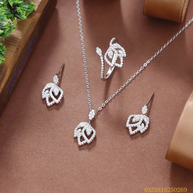 طقم قلادة من الفضة الإسترليني عيار 925 مرصعة بالزركون