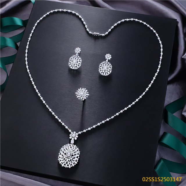 طقم قلادة من الفضة الإسترليني عيار 925 مرصعة بالزركون