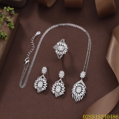 طقم قلادة من الفضة الإسترليني عيار 925 مرصعة بالزركون