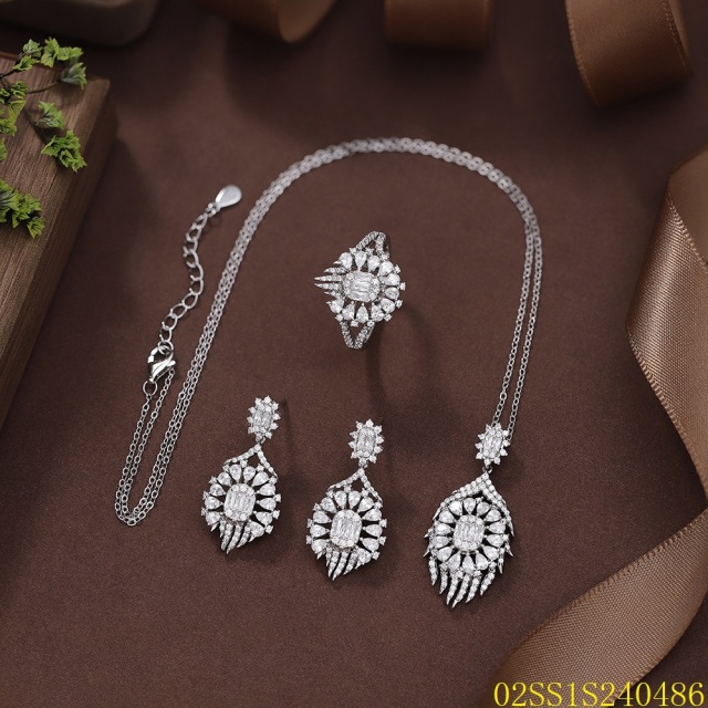 طقم قلادة من الفضة الإسترليني عيار 925 مرصعة بالزركون