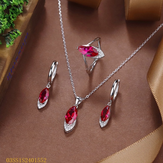 طقم قلادة من الفضة الإسترليني عيار 925 مرصعة بالزركون