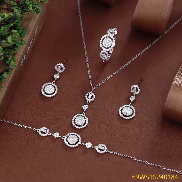 طقم مجوهرات مسائية من الفضة عيار 925 مرصع بالزركون