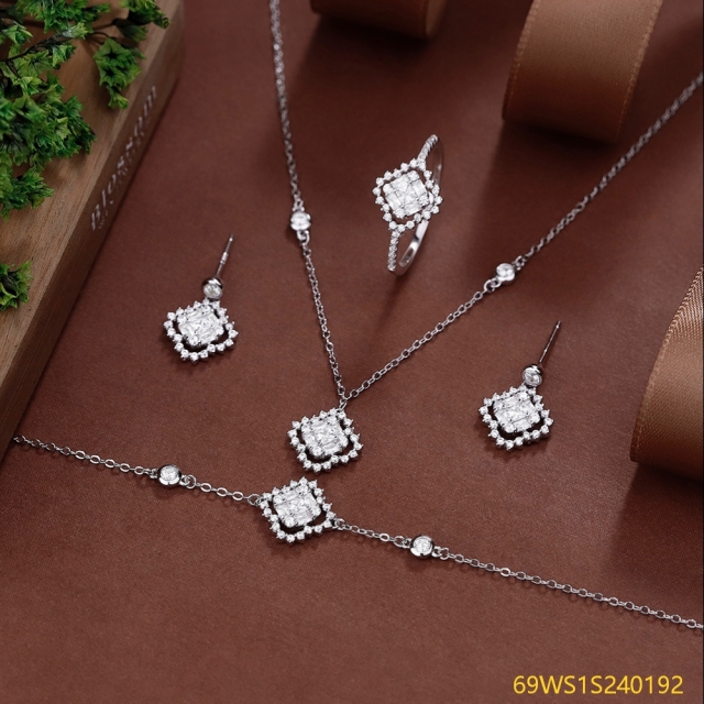 طقم مجوهرات مسائية من الفضة عيار 925 مرصع بالزركون