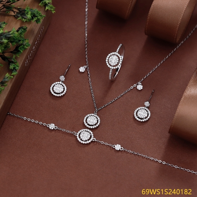 طقم مجوهرات مسائية من الفضة عيار 925 مرصع بالزركون