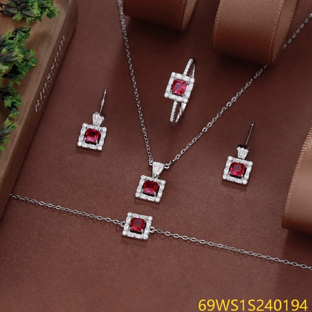 طقم مجوهرات مسائية من الفضة عيار 925 مرصع بالزركون