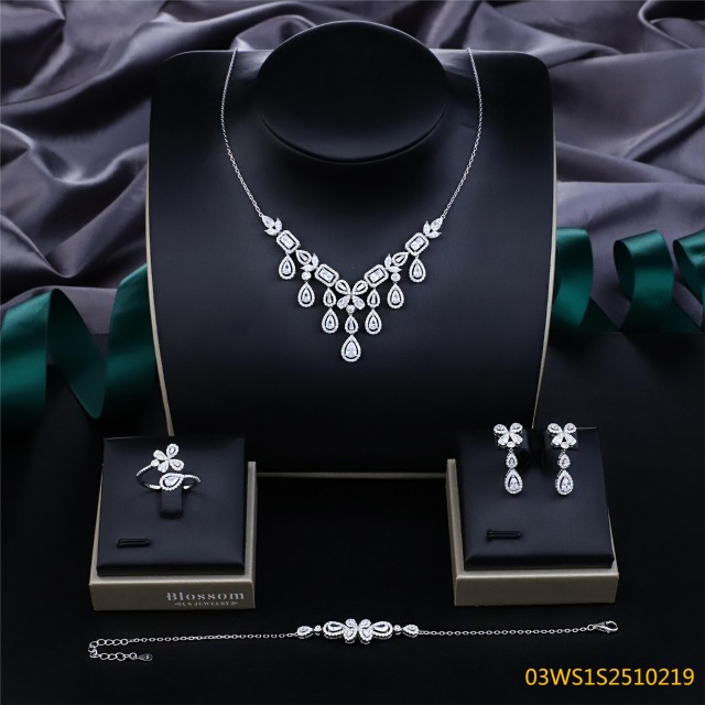 طقم مجوهرات مسائية من الفضة عيار 925 مرصع بالزركون