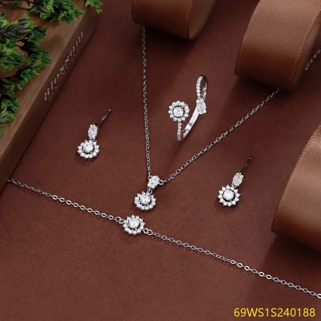 طقم مجوهرات مسائية من الفضة عيار 925 مرصع بالزركون