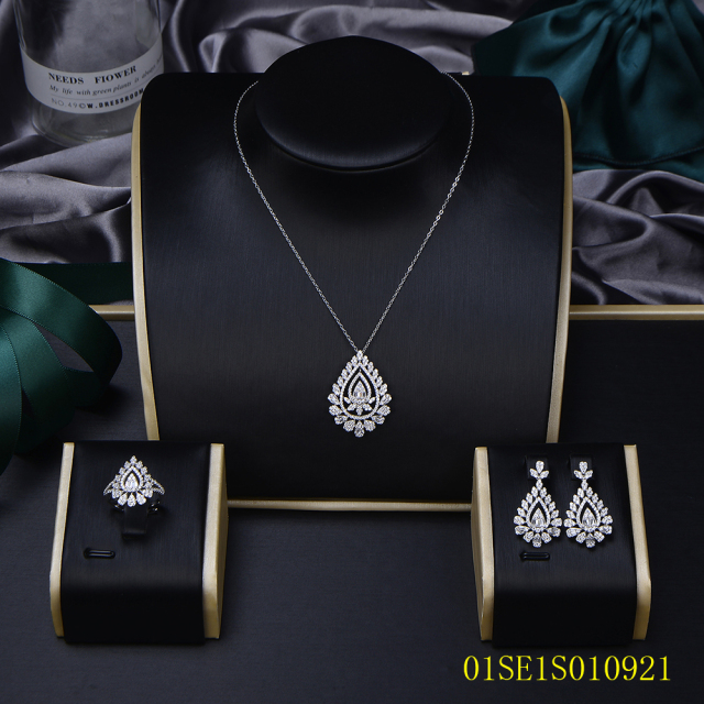 طقم مجوهرات من سلسلة رفيعة من الفضة عيار 925