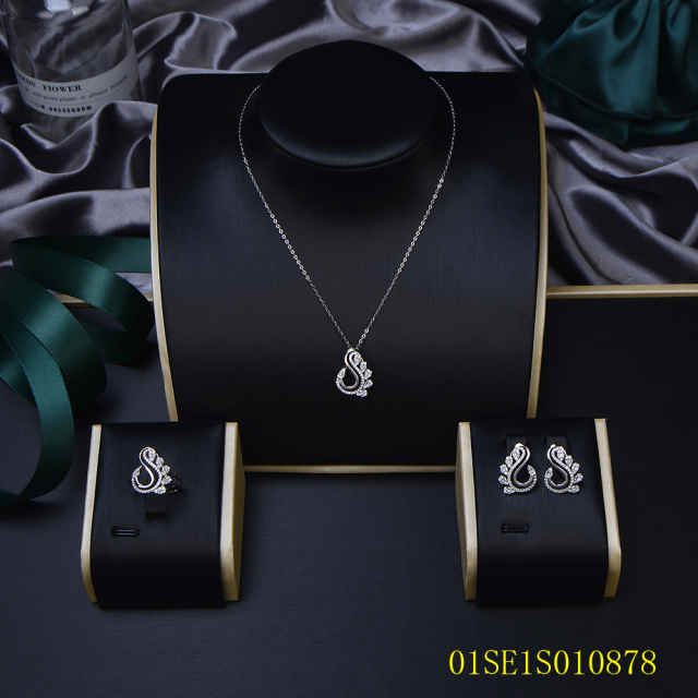طقم مجوهرات من سلسلة رفيعة من الفضة عيار 925