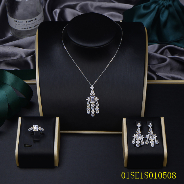 طقم مجوهرات من سلسلة رفيعة من الفضة عيار 925
