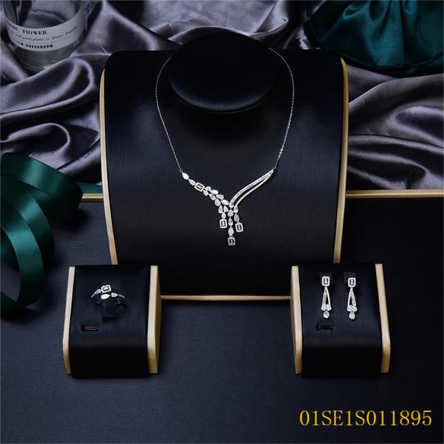 طقم مجوهرات من سلسلة رفيعة من الفضة عيار 925