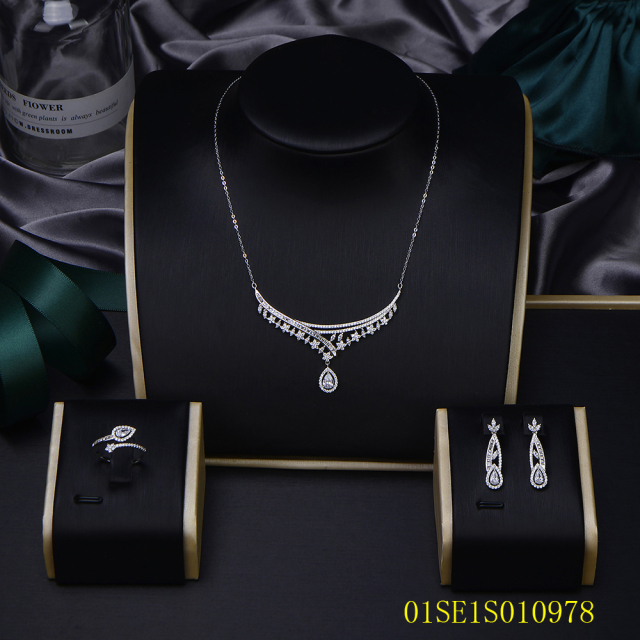 طقم مجوهرات من سلسلة رفيعة من الفضة عيار 925