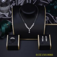 طقم مجوهرات من سلسلة رفيعة من الفضة عيار 925
