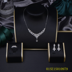 طقم مجوهرات من سلسلة رفيعة من الفضة عيار 925