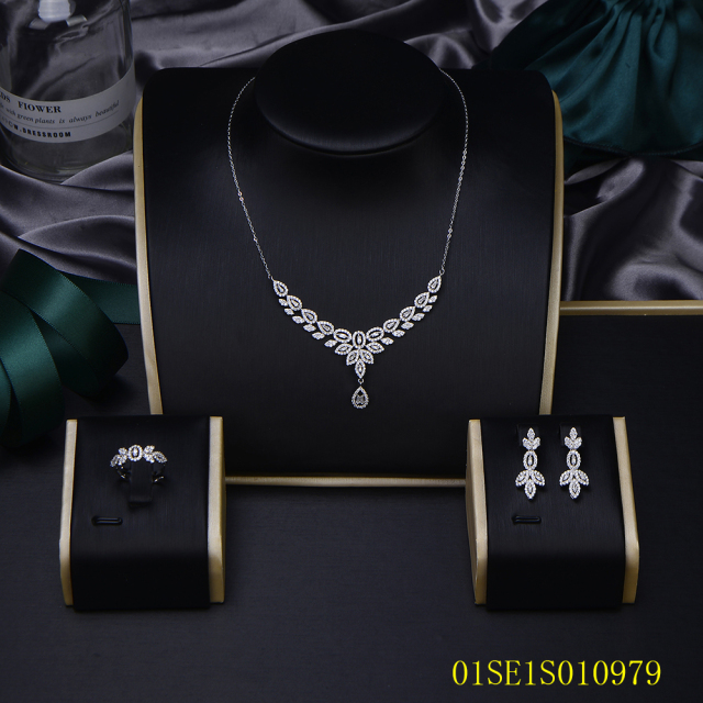 طقم مجوهرات من سلسلة رفيعة من الفضة عيار 925