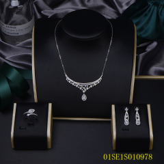 طقم مجوهرات من سلسلة رفيعة من الفضة عيار 925