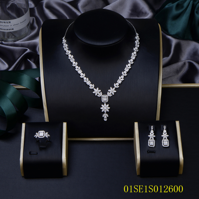 طقم مجوهرات من سلسلة رفيعة من الفضة عيار 925