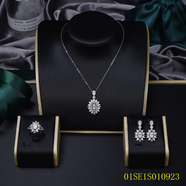 طقم مجوهرات من سلسلة رفيعة من الفضة عيار 925