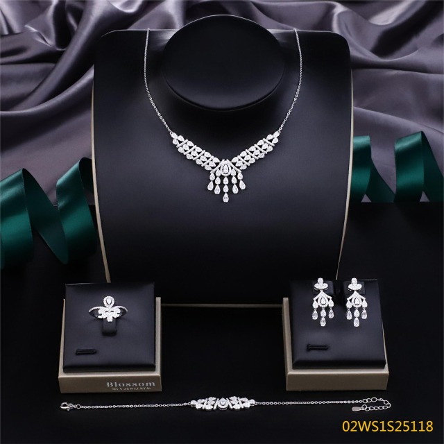 طقم مجوهرات زفاف عصري من الزركون