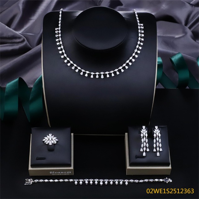 طقم مجوهرات زفاف عصري من الزركون